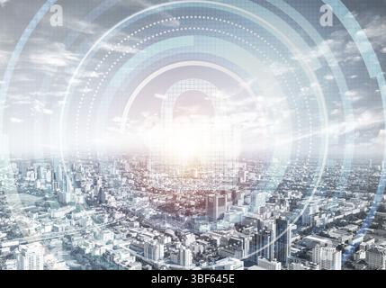 Computer Security concetto e tecnologia dell'informazione. Gestione del rischio e di tutela professionale. Lucchetto virtuale ologramma sullo sfondo della città sk Foto Stock