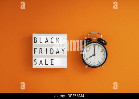 Creative vista superiore piana di promozione dei laici composizione venerdì nero vendita testo su lightbox sveglia sfondo arancione copia modello spazio venerdì nero sal Foto Stock