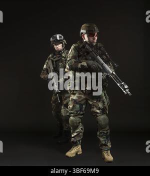 Soldati della NATO a tutto tondo. Uomo militare anÐ² donna su sfondo nero Foto Stock
