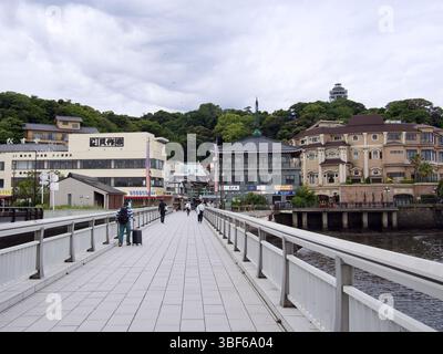 Vista dell'isola di Enoshima dal ponte Benten di Enoshima. Foto Stock