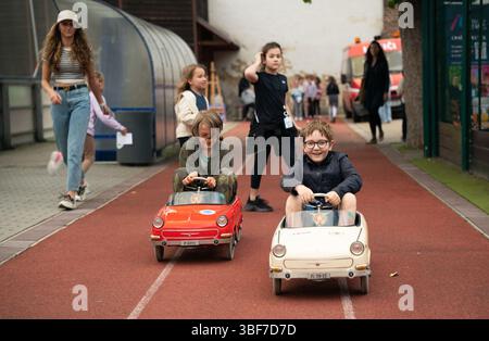 Praga, Repubblica Ceca. 30 maggio 2025. I ragazzi provano le pedalate durante un evento per celebrare la giornata internazionale dei bambini in un complesso sportivo a Praga, nella Repubblica Ceca, il 30 maggio 2025. Crediti: Dana Kesnerova/Xinhua/Alamy Live News Foto Stock
