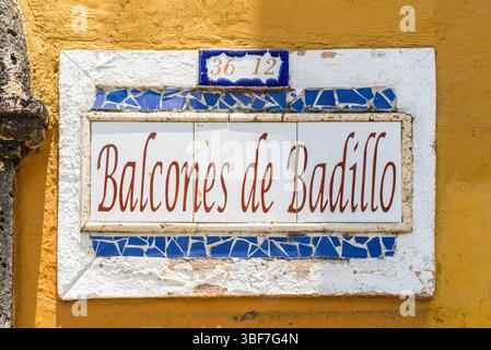 Cartagena, Colombia - 12 aprile 2024: Il cartello per Balcones de Badillo è esposto sul muro a Cartagena, Colombia. Foto Stock