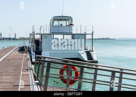 Cartagena, Colombia - 12 aprile 2024: La barca turistica è ormeggiata nel porto crocieristico di Cartagena, Bolivar, Colombia. Foto Stock