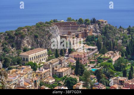 Veduta aerea dei resti dell'antico Teatro greco ellenistico risalente al III secolo a.C., situato a Taormina, in Sicilia Foto Stock