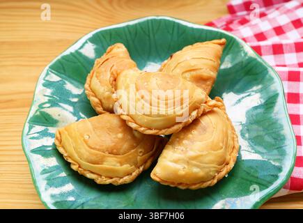 Curry Puffs, uno spuntino popolare in Thailandia simile a Empanadas e Samosa Foto Stock