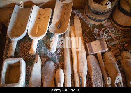 Una collezione di utensili e utensili in legno, tra cui un paio di forbici, un cucchiaio e un martello Foto Stock