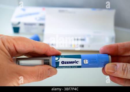 Iniezione di semaglutide Ozempic, farmaco per il diabete usato off-label per la perdita di peso che causa carenza globale, epidemia di obesità, grande farmaceutica Foto Stock