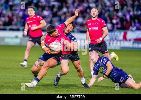 SALFORD, INGHILTERRA - MAGGIO 30: Nathan Connell dei Salford Red Devils viene affrontato da Tyler Dupree dei Wigan Warriors durante il Betfred Super League match tra Salford Red Devils e Wigan Warriors al Salford Community Stadium il 30 maggio 2025 a Salford in Inghilterra. (Foto di James Giblin) Foto Stock