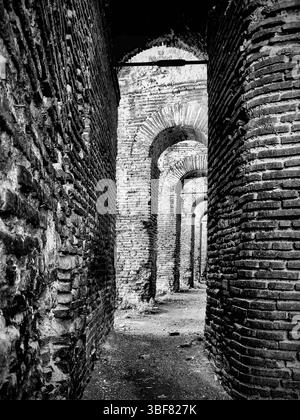Alte pareti e archi Foto Stock