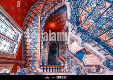 Scala colorata in stile architettonico vittoriano Foto Stock