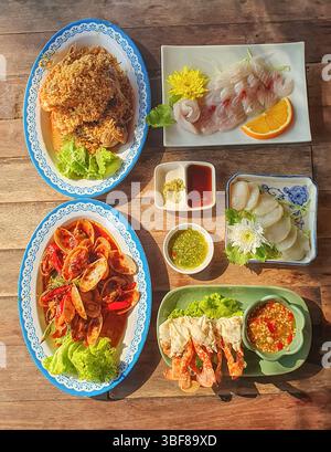 Tradizionale cucina tailandese su sfondo di legno. Cucina orientale. Vista dall'alto Foto Stock