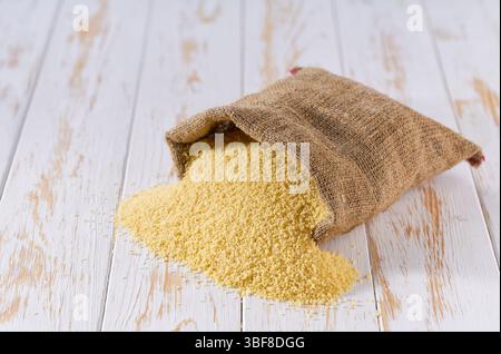 Couscous biologico in sacchetto. Sacco con couscous biologico. Asciugare il couscous in borsa e un mucchio di couscous. Foto Stock