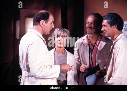 DAVID OGDEN STIERS, LORETTA SWIT, MIKE FARRELL & ALAN ALDA in M*A*S*H Mash Filmstill - Uso esclusivamente editoriale CAP/AWFF www.capitalpictures.com sales@capita Foto Stock