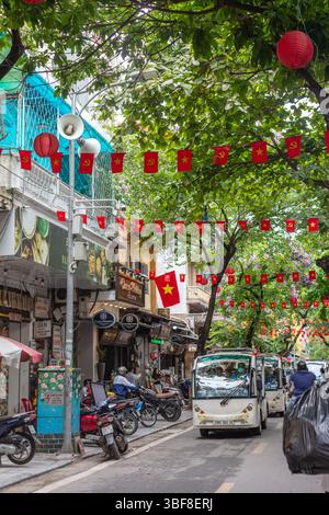 Vita di strada del quartiere vecchio o di Phố cổ Hà Nội. Vecchie case. Hanoi, Vietnam. Foto Stock