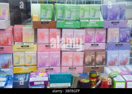 Londra, Regno Unito. 31 maggio 2025. Vapori colorati in vendita nel centro di Londra prima del divieto di vapori usa e getta, che entrerà in vigore il 1° giugno. Crediti: Vuk Valcic/Alamy Live News Foto Stock