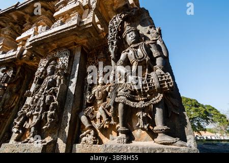 Il tempio Hoysaleshwara presenta dettagliate sculture in pietra di divinità, che riflettono squisita arte ed eleganza architettonica. Foto Stock
