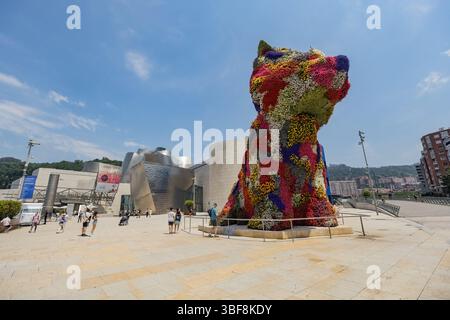 La statua del cucciolo ricoperta di fiori, opera d'arte pubblica all'esterno del Museo Guggenheim di Bilbao, Spagna Foto Stock