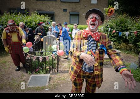 Londra, Regno Unito. 31 maggio 2025. Il giorno commemorativo annuale di Joseph Grimaldi si tiene presso la tomba di Grimaldi nel nord di Londra, rendendo omaggio all'inventore del clown moderno, morto nel 1837. I membri della Clown International partecipano al servizio funebre commemorativo pagando i loro omaggi in costume da intrattenimento completo. Crediti: Guy Corbishley/Alamy Live News Foto Stock