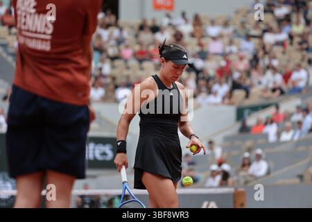 Parigi, Francia. 31 maggio 2025. La ceca Marketa Vondrousova gioca contro.US Jessica Pegula durante il terzo turno del French Tennis Open a Roland Garros a Parigi, in Francia, sabato 31 maggio 2025. Pegula ha vinto 3-6, 6-4, 6-2. Foto di Maya Vidon-White/UPI. Crediti: UPI/Alamy Live News Foto Stock