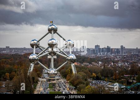 Vista ad angolo alto sull'Atomium di Bruxelles, Belgio, con lo skyline della città sullo sfondo. Foto Stock