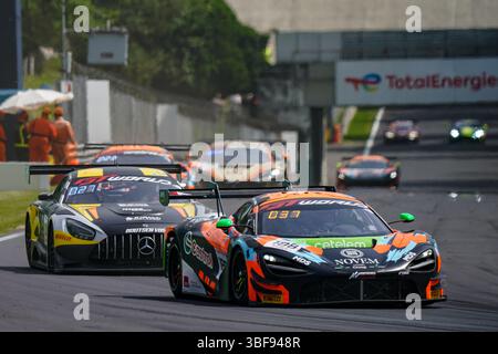 Guilherme OLIVEIRA, Miguel RAMOS e Thomas FLEMING alla guida della (188) McLaren 720S GT3 EVO del team Garage 59 durante il 4° round del GT World Challenge Europe by AWS, 31 2025 all'autodromo Nazionale Monza, Italia. Crediti: Luca Rossini/e-Mage/Alamy Live News Foto Stock