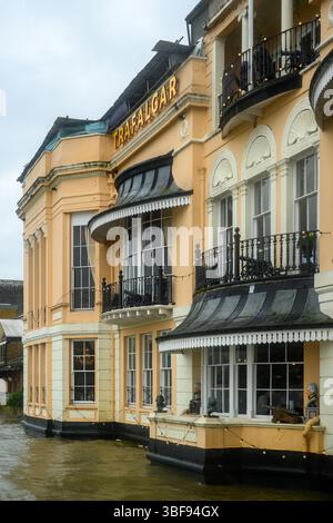 La parte anteriore del pub inglese Trafalgar Tavern sul lungofiume con l'alta marea, Greenwich, Londra, Inghilterra Foto Stock