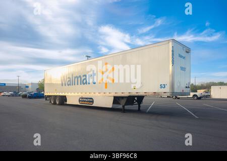 New Hartford, New York - 3 marzo 2024: Vista ravvicinata del Walmart Trailer pronto per un nuovo viaggio Foto Stock