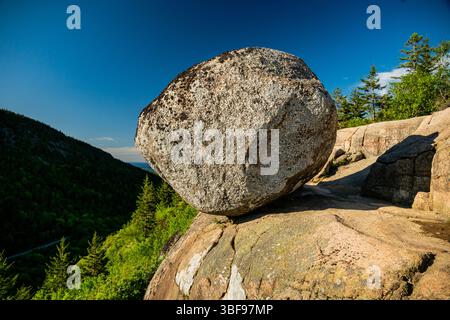 Ghiacciaio Erratic chiamato Bubble Rock arroccato sul bordo di South Bubble nel Parco Nazionale dell'Acadia Foto Stock