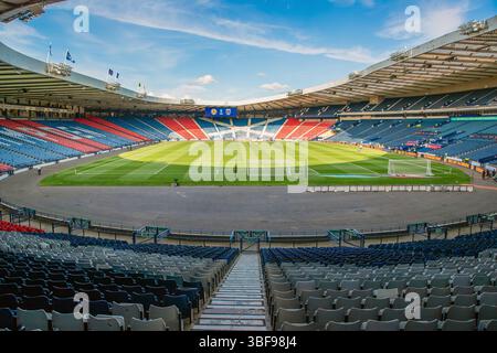 Vista generale dello stadio di calcio di Hampden Park, dello stadio nazionale scozzese e della sede dell'associazione calcistica scozzese, Glasgow, Scozia, Regno Unito Foto Stock