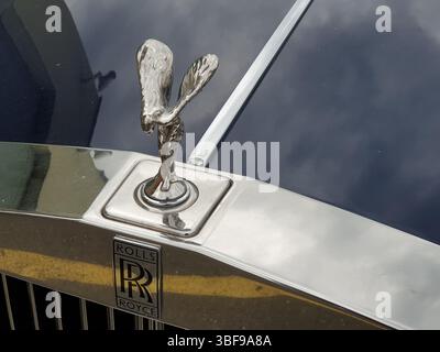 Spirit of Ecstasy - scultura retrattile sull'ornamento del cofano su un'auto di lusso Rolls-Royce Silver Spirit. JHelebrant Foto Stock
