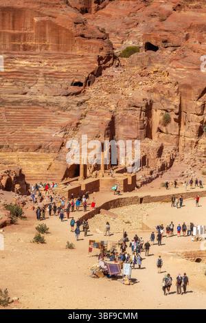 Petra, Giordania - 3 novembre 2022: Anfiteatro Nabateo nella città antica, vista aerea ad angolo alto Foto Stock