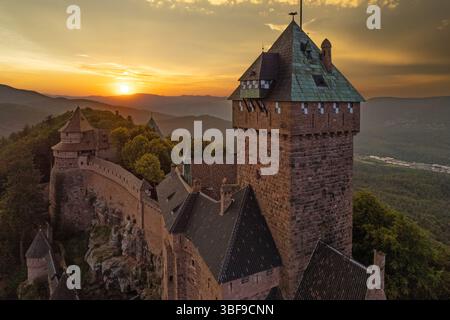 Francia, Bas-Rhin (67)), Route des vins d'Alsace, Orschwiller, Château du haut Koenigsbourg sur les contreforts vosgiens et surplombant la plaine d'ALS Foto Stock