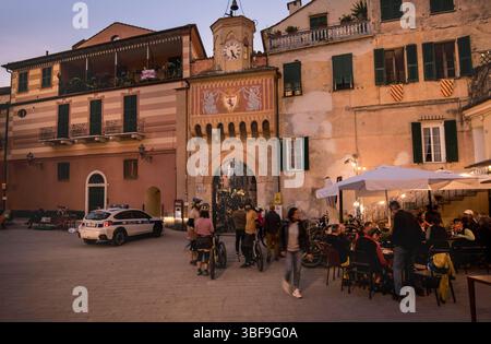 Porta testa, Piazza porta testa, Finalborgo, finale Ligure, Savona, Italia. Le strade storiche di Finalborgo sono popolari tra i visitatori nazionali e internazionali. Foto Stock