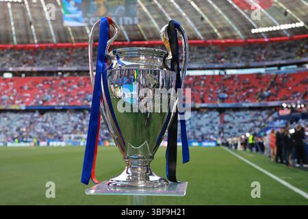 Monaco, Germania. 31 maggio 2025. Trofeo della finale di Champions League 2024/2025 tra PSG e Internazionale allo stadio Munich Football Arena di Monaco (Germania), 31 maggio 2025. Crediti: Insidefoto/Alamy Live News Foto Stock