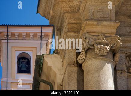 Dettagli architettonici - capitelli scolpiti in cima a colonne sulla facciata della Basilica del Corpus Domini (in italiano: Basilica del Corpus Domini), una chiesa cattolica romana a Torino, in Italia, Piazza Corpus Domini, Torino, Italia. Foto Stock