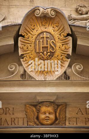 Emblema che raffigura il monogramma di Cristo, in particolare il cristogramma IHS, pazzo da Baccio d'Agnolo nel 1529. È un simbolo usato frequentemente nell'arte cristiana e nell'iconografia Foto Stock