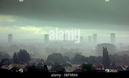 Glasgow, Scozia, Regno Unito. 31 maggio 2025. Meteo nel Regno Unito: Pioggia in città mentre le torri e i sobborghi pf Knightswood soffrono. Credit Gerard Ferry/Alamy Live News Foto Stock