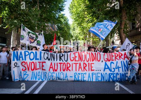 Roma, RM, Italia. 31 maggio 2025. Il "decreto sulla sicurezza" sta per diventare una legge. Migliaia di persone provenienti da tutta Italia si uniscono alla marcia e manifestano il loro dissenso. La nuova legge inasprisce le sanzioni per le manifestazioni di strada, il blocco stradale, le proteste pacifiche, la resistenza a un funzionario pubblico. "Napoli contro il genocidio, la guerra e i cambiamenti autoritari" legge lo striscione. (Credit Image: © Marco di Gianvito/ZUMA Press Wire) SOLO PER USO EDITORIALE! Non per USO commerciale! Crediti: ZUMA Press, Inc./Alamy Live News Foto Stock
