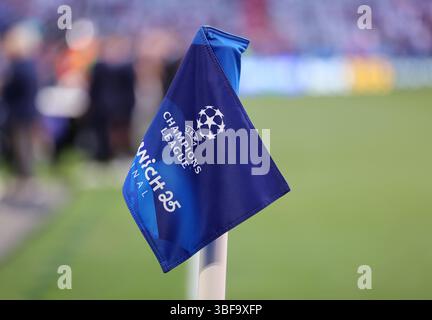 Fussball, Herren, Champions League, Saison 2024/2025, Paris Saint-Germain - Inter Mailand, finale, UEFA Champions League Final 2025, Allianz Arena Eine Eckfahne mit dem Logo UEFA Champions League, Monaco 25, Schriftzug Foto Stock