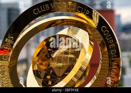 Seattle, Stati Uniti. 31 maggio 2025. Il trofeo della Coppa del mondo per club FIFA arriva a Seattle. Il trofeo è stato esposto oggi sul solarium del Pike Place Market mentre i tifosi di calcio si sono schierati con più di un'ora di anticipo rispetto all'evento di due ore per farsi scattare una foto con l'iconico trofeo. Seattle è destinata a ospitare più partite nel 2026 aggiungendo oltre 1 miliardo di dollari all'economia locale. Crediti: James Anderson/Alamy Live News Foto Stock