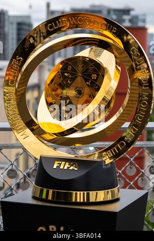 Seattle, Stati Uniti. 31 maggio 2025. Il trofeo della Coppa del mondo per club FIFA arriva a Seattle. Il trofeo è stato esposto oggi sul solarium del Pike Place Market mentre i tifosi di calcio si sono schierati con più di un'ora di anticipo rispetto all'evento di due ore per farsi scattare una foto con l'iconico trofeo. Seattle è destinata a ospitare più partite nel 2026 aggiungendo oltre 1 miliardo di dollari all'economia locale. Crediti: James Anderson/Alamy Live News Foto Stock