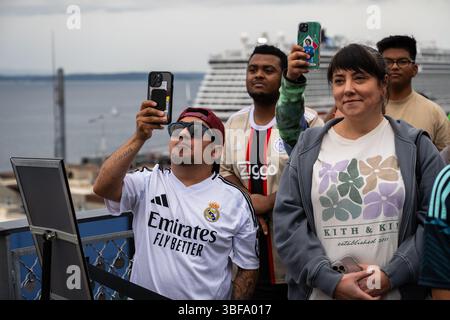 Seattle, Stati Uniti. 31 maggio 2025. Il trofeo della Coppa del mondo per club FIFA arriva a Seattle. Il trofeo è stato esposto oggi sul solarium del Pike Place Market mentre i tifosi di calcio si sono schierati con più di un'ora di anticipo rispetto all'evento di due ore per farsi scattare una foto con l'iconico trofeo. Seattle è destinata a ospitare più partite nel 2026 aggiungendo oltre 1 miliardo di dollari all'economia locale. Crediti: James Anderson/Alamy Live News Foto Stock