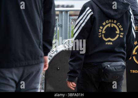 Seattle, Stati Uniti. 31 maggio 2025. Il trofeo della Coppa del mondo per club FIFA arriva a Seattle. Il trofeo è stato esposto oggi sul solarium del Pike Place Market mentre i tifosi di calcio si sono schierati con più di un'ora di anticipo rispetto all'evento di due ore per farsi scattare una foto con l'iconico trofeo. Seattle è destinata a ospitare più partite nel 2026 aggiungendo oltre 1 miliardo di dollari all'economia locale. Crediti: James Anderson/Alamy Live News Foto Stock