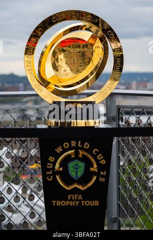 Seattle, Stati Uniti. 31 maggio 2025. Il trofeo della Coppa del mondo per club FIFA arriva a Seattle. Il trofeo è stato esposto oggi sul solarium del Pike Place Market mentre i tifosi di calcio si sono schierati con più di un'ora di anticipo rispetto all'evento di due ore per farsi scattare una foto con l'iconico trofeo. Seattle è destinata a ospitare più partite nel 2026 aggiungendo oltre 1 miliardo di dollari all'economia locale. Crediti: James Anderson/Alamy Live News Foto Stock