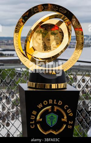 Seattle, Stati Uniti. 31 maggio 2025. Il trofeo della Coppa del mondo per club FIFA arriva a Seattle. Il trofeo è stato esposto oggi sul solarium del Pike Place Market mentre i tifosi di calcio si sono schierati con più di un'ora di anticipo rispetto all'evento di due ore per farsi scattare una foto con l'iconico trofeo. Seattle è destinata a ospitare più partite nel 2026 aggiungendo oltre 1 miliardo di dollari all'economia locale. Crediti: James Anderson/Alamy Live News Foto Stock