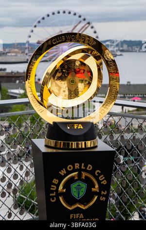 Seattle, Stati Uniti. 31 maggio 2025. Il trofeo della Coppa del mondo per club FIFA arriva a Seattle. Il trofeo è stato esposto oggi sul solarium del Pike Place Market mentre i tifosi di calcio si sono schierati con più di un'ora di anticipo rispetto all'evento di due ore per farsi scattare una foto con l'iconico trofeo. Seattle è destinata a ospitare più partite nel 2026 aggiungendo oltre 1 miliardo di dollari all'economia locale. Crediti: James Anderson/Alamy Live News Foto Stock