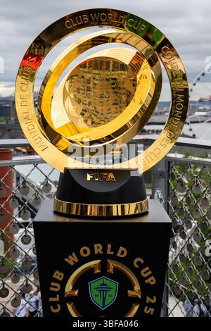 Seattle, Stati Uniti. 31 maggio 2025. Il trofeo della Coppa del mondo per club FIFA arriva a Seattle. Il trofeo è stato esposto oggi sul solarium del Pike Place Market mentre i tifosi di calcio si sono schierati con più di un'ora di anticipo rispetto all'evento di due ore per farsi scattare una foto con l'iconico trofeo. Seattle è destinata a ospitare più partite nel 2026 aggiungendo oltre 1 miliardo di dollari all'economia locale. Crediti: James Anderson/Alamy Live News Foto Stock