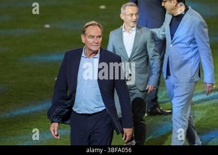 Lipsia - Höhepunkt des Internationales Turnfestes: Zehntausende Besucher bei Stadiongala in RB Arena 31.05.2025 ab 20 Uhr Leipzig, AM Sportforum Red Bull Arena Im foto: Burkhard Jung Oberbürgermeister Leipzig, Dr. Alfons Hölzl Präsident Deutscher Turner-Bund und Dr. Farid Gayibov Präsident European Gymnastics Seit dem Abend findet der Bull Höhepunkt des Internationalen Turnfestes in Red Stadgala a Lipsia. Rund 3,500 Akteure wirken bei der zweistündige Show, Die Vielfalt des Turnsports sowie die Geschichte und Weltoffenheit der Stadt Leipzig zelebriert, mit. Die G Foto Stock