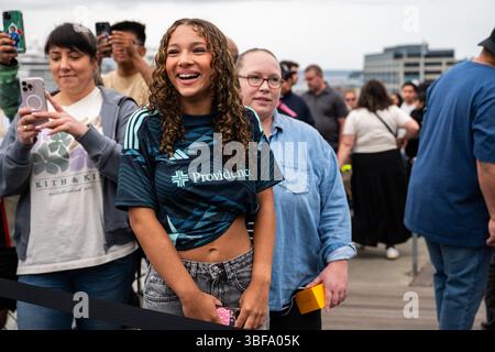 Seattle, Stati Uniti. 31 maggio 2025. Il trofeo della Coppa del mondo per club FIFA arriva a Seattle. Il trofeo è stato esposto oggi sul solarium del Pike Place Market mentre i tifosi di calcio si sono schierati con più di un'ora di anticipo rispetto all'evento di due ore per farsi scattare una foto con l'iconico trofeo. Seattle è destinata a ospitare più partite nel 2026 aggiungendo oltre 1 miliardo di dollari all'economia locale. Crediti: James Anderson/Alamy Live News Foto Stock