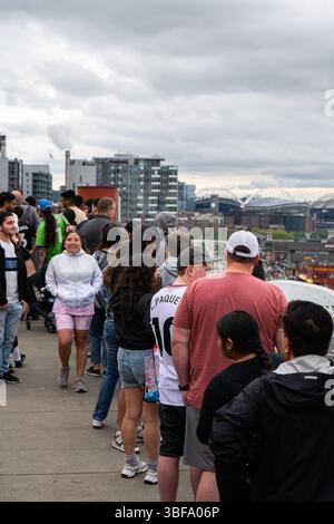 Seattle, Stati Uniti. 31 maggio 2025. Il trofeo della Coppa del mondo per club FIFA arriva a Seattle. Il trofeo è stato esposto oggi sul solarium del Pike Place Market mentre i tifosi di calcio si sono schierati con più di un'ora di anticipo rispetto all'evento di due ore per farsi scattare una foto con l'iconico trofeo. Seattle è destinata a ospitare più partite nel 2026 aggiungendo oltre 1 miliardo di dollari all'economia locale. Crediti: James Anderson/Alamy Live News Foto Stock